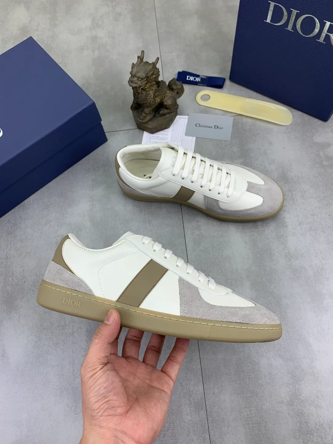Men's shoes 💰P360 New Dior B01 moral training shoes, white first-layer cowhide, original molded outsole. New to the fall collection, this sneaker marks the return of a Dior classic, reinterpreted in a stylish and elegant silhouette. Crafted from white smooth first-grain cowhide with a tonal silk sheepskin lining, it features the Dior logo on the tongue and inner sides, and a CD icon on the heel. Paired with Tpu anti-slip soles of the same color, it can be matched with various styles to create a sophisticated look.  Code number: 38-44